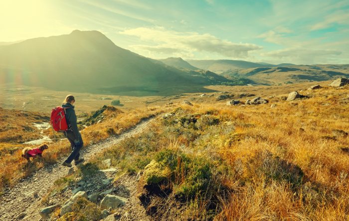 mujer de trekking con perro