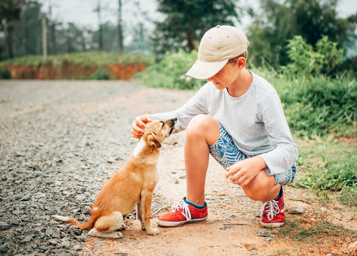 niño y cachorro fuera