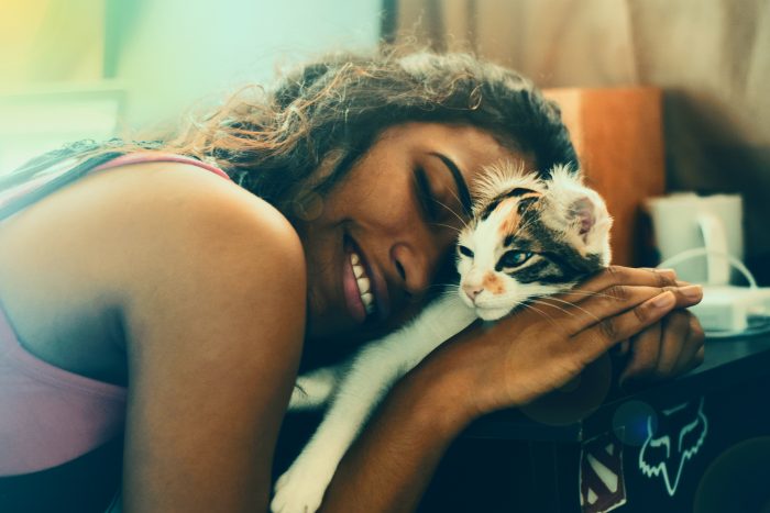 gato y mujer se abrazan