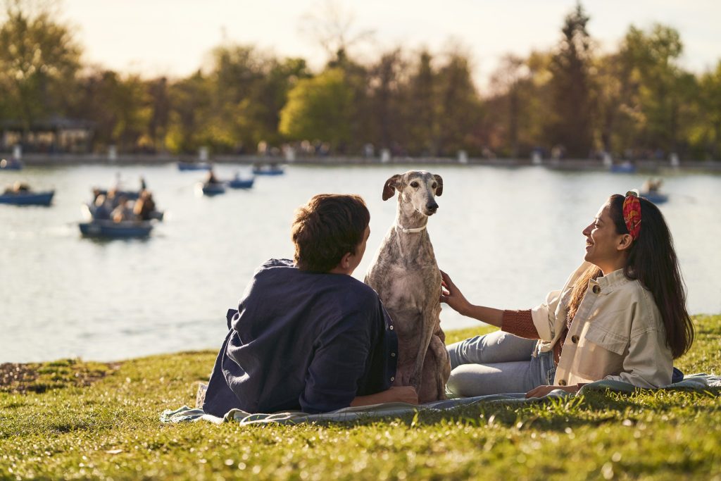 Familia en madrid con perro protegido contra la leishmaniasis canina